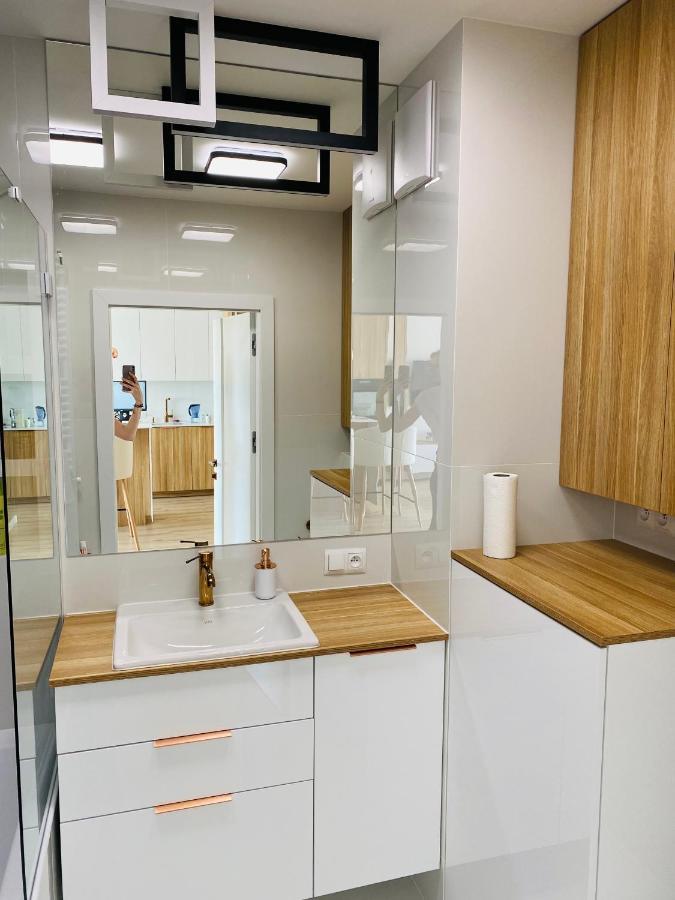Luxury White Apartment In Park Lotnikow Cracovie Extérieur photo