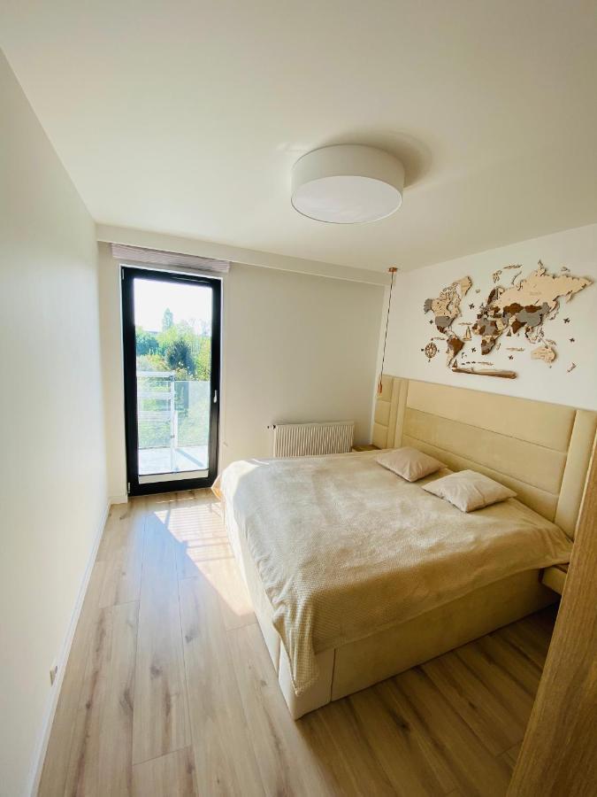 Luxury White Apartment In Park Lotnikow Cracovie Extérieur photo